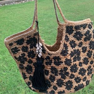 Chic summer tote